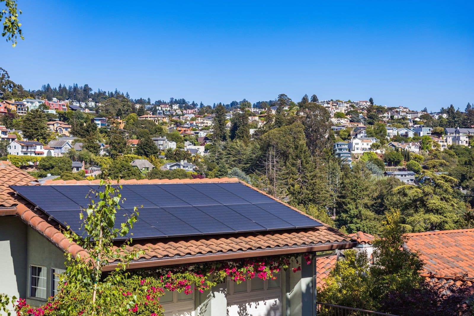Casa com telhado de cerâmica e módulos fotovoltaicos