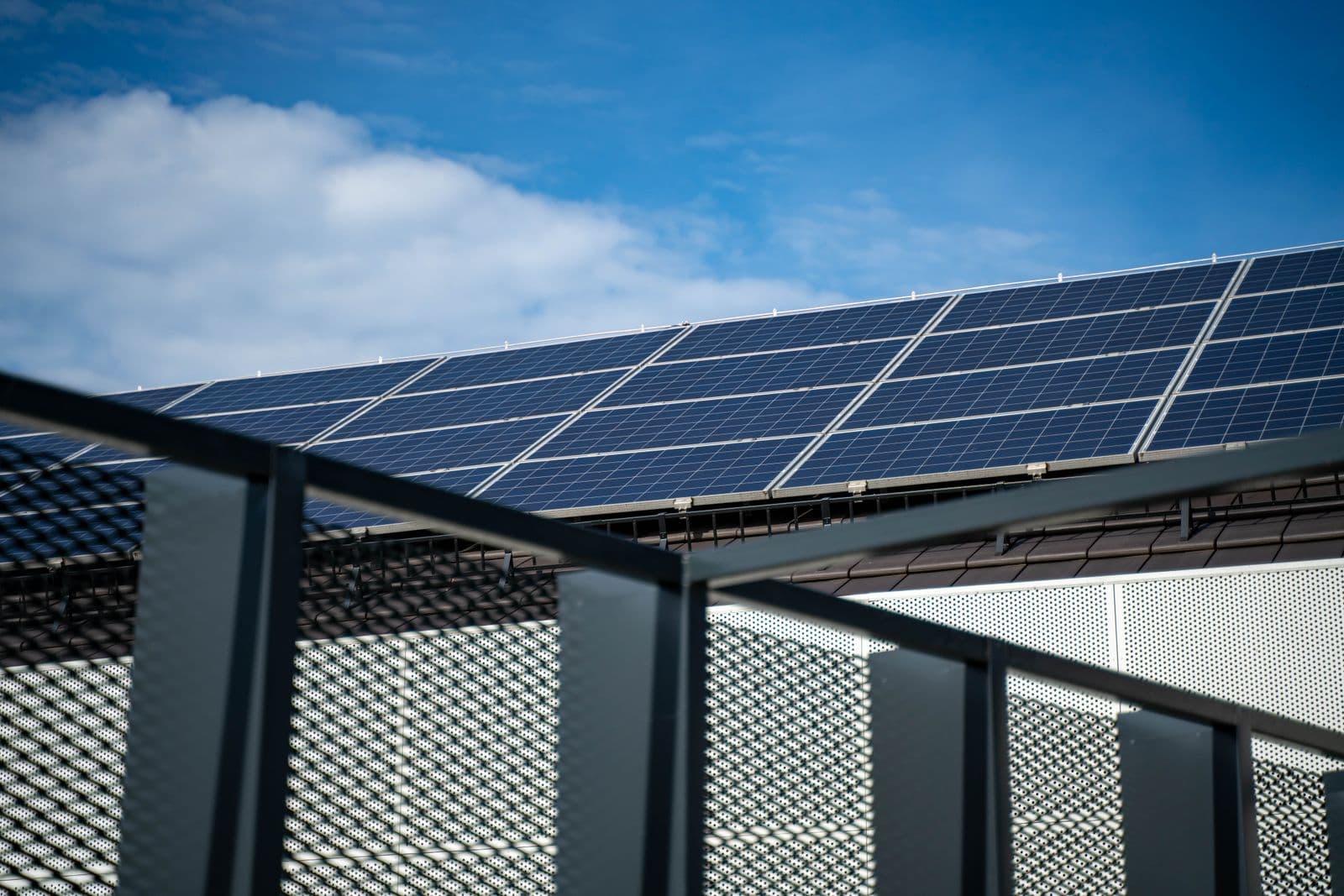 Fileiras de módulos fotovoltaicos contra o céu azul
