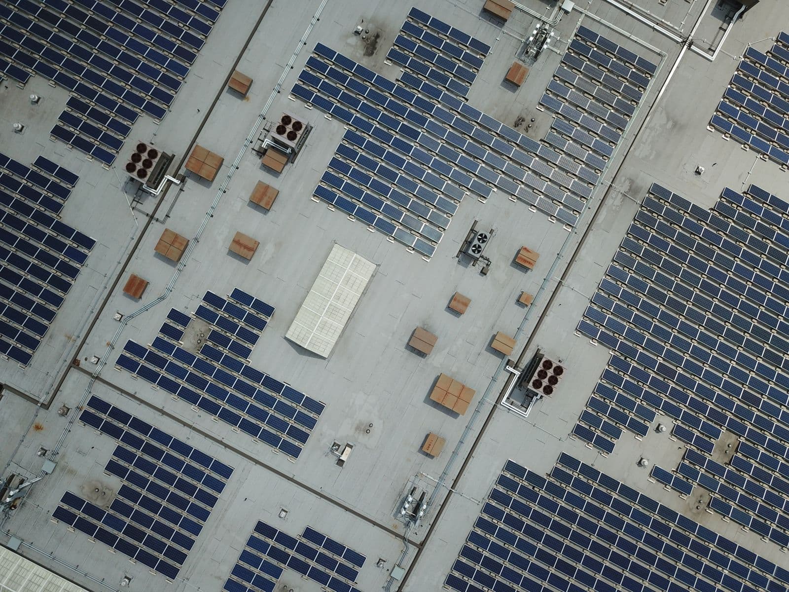 Vista aérea de grande arranjo fotovoltaico em edifício industrial