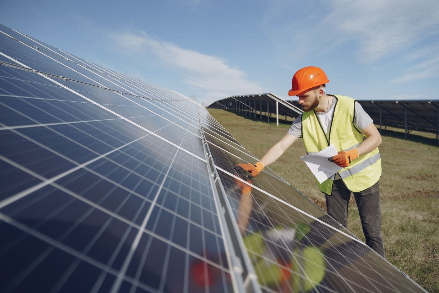 Técnico conferindo módulos fotovoltaicos em uma usina de solo