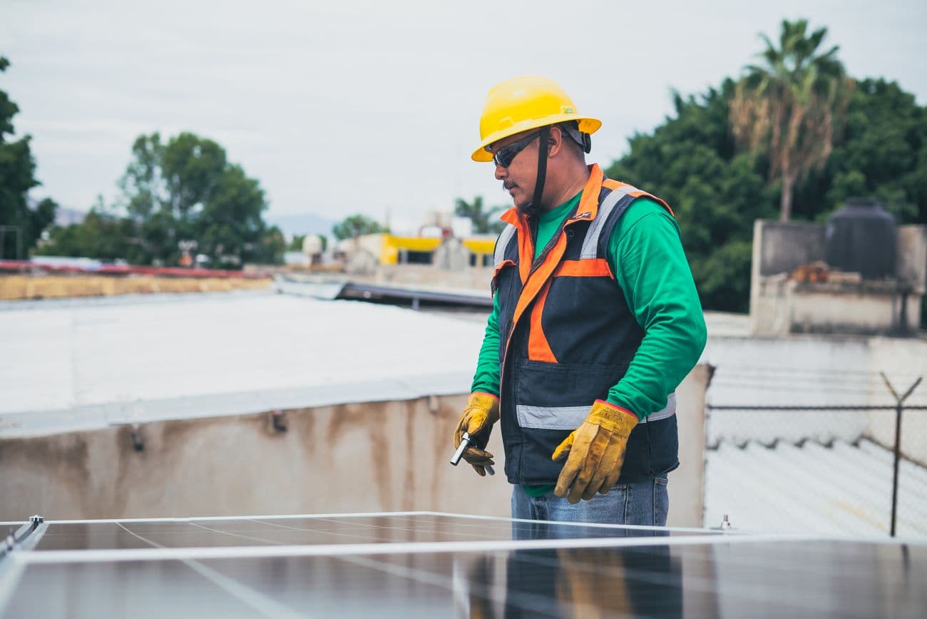 Técnico da equipe de instalação trabalhando em um sistema fotovoltaico